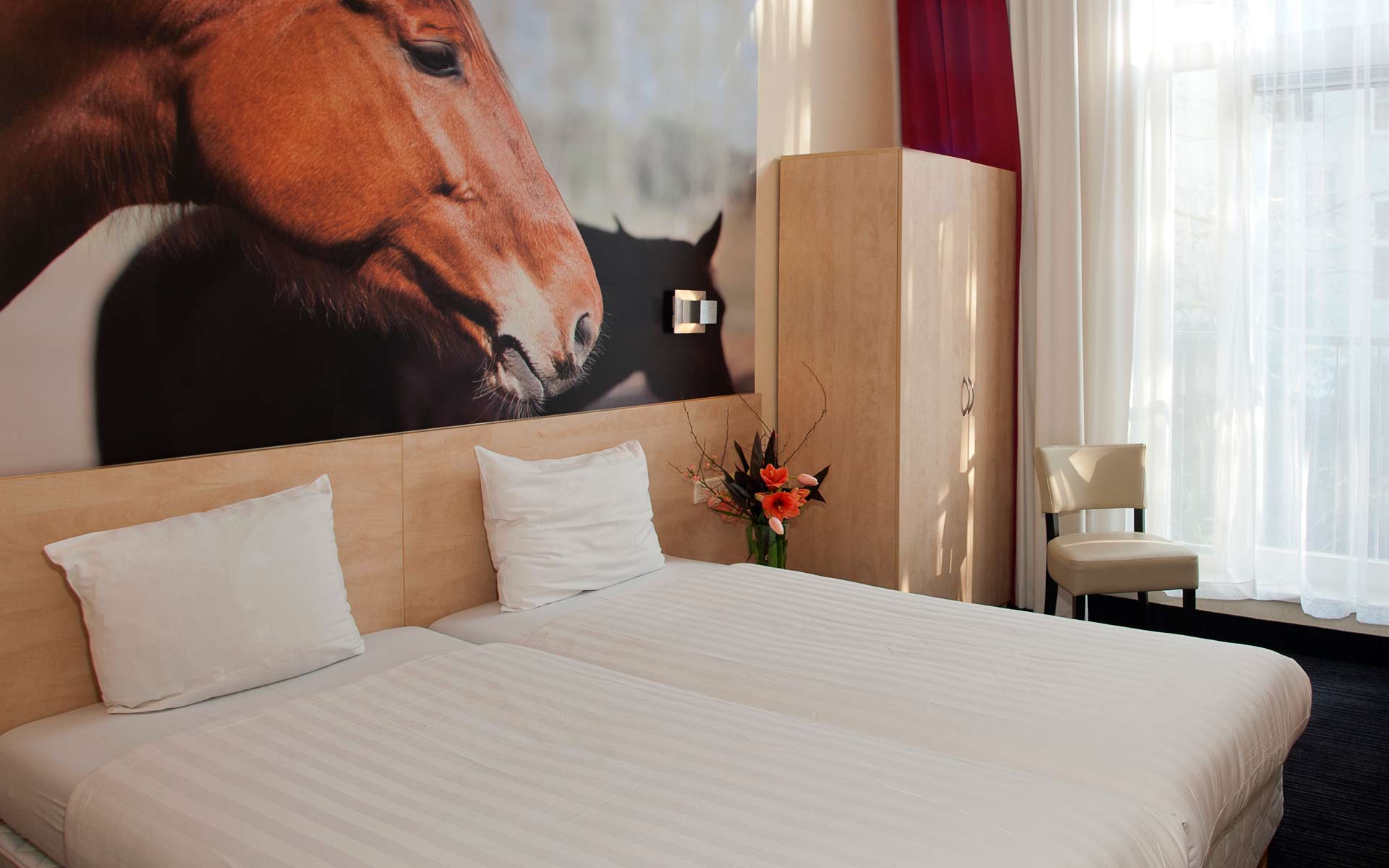 Гостиница хорс. Красная лошадь мотель. Iron Hotel. Лошадь в комнате снов Линч. Iron in a Hotel.