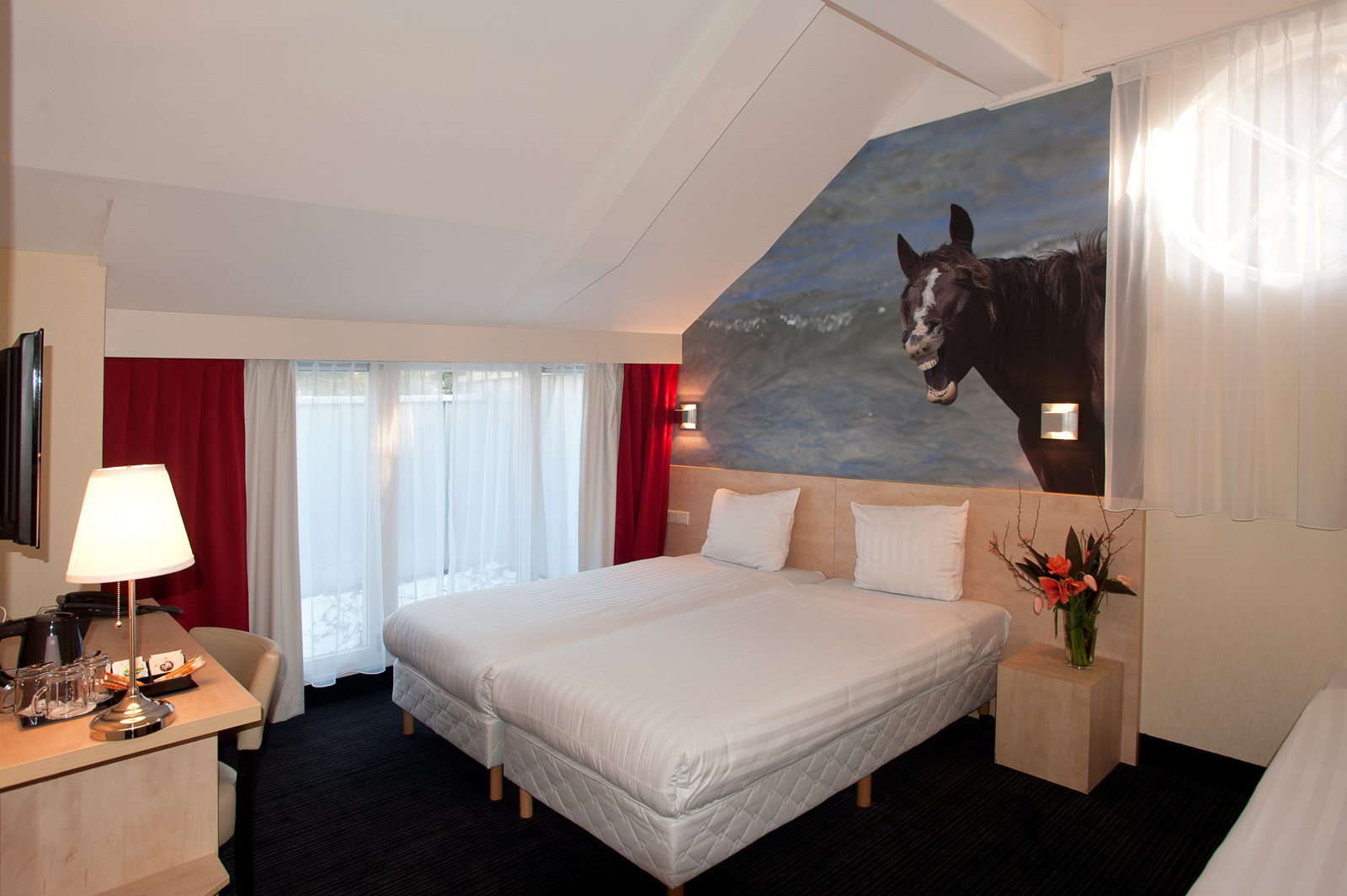 Хорс отели. Отель с лошадьми. Отель с лошадьми в номере. Лошадь в гостиной. Двухэтажный мотель в Амстердаме.